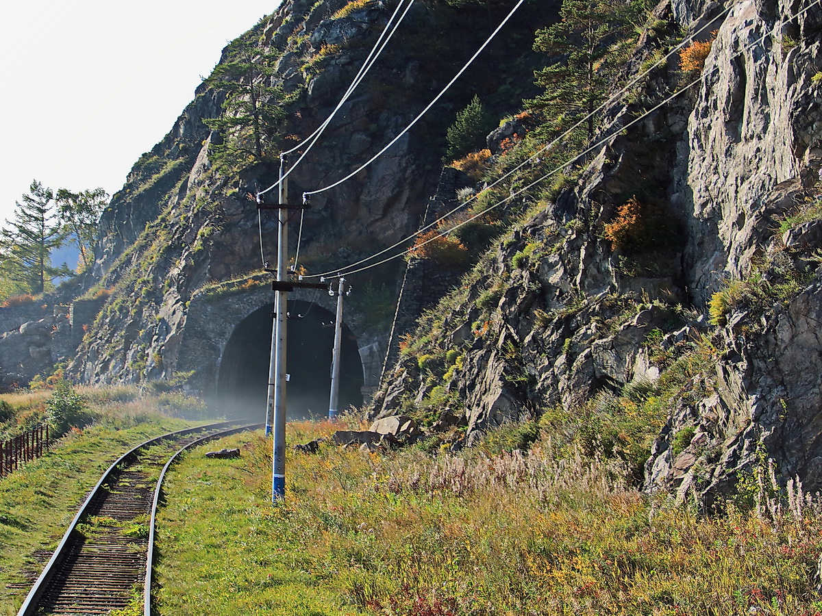 Landschaft am Baikalsee auf der Seite der stillgelegten Strecke der Transsibirischen Bahn am 16. September 2017.