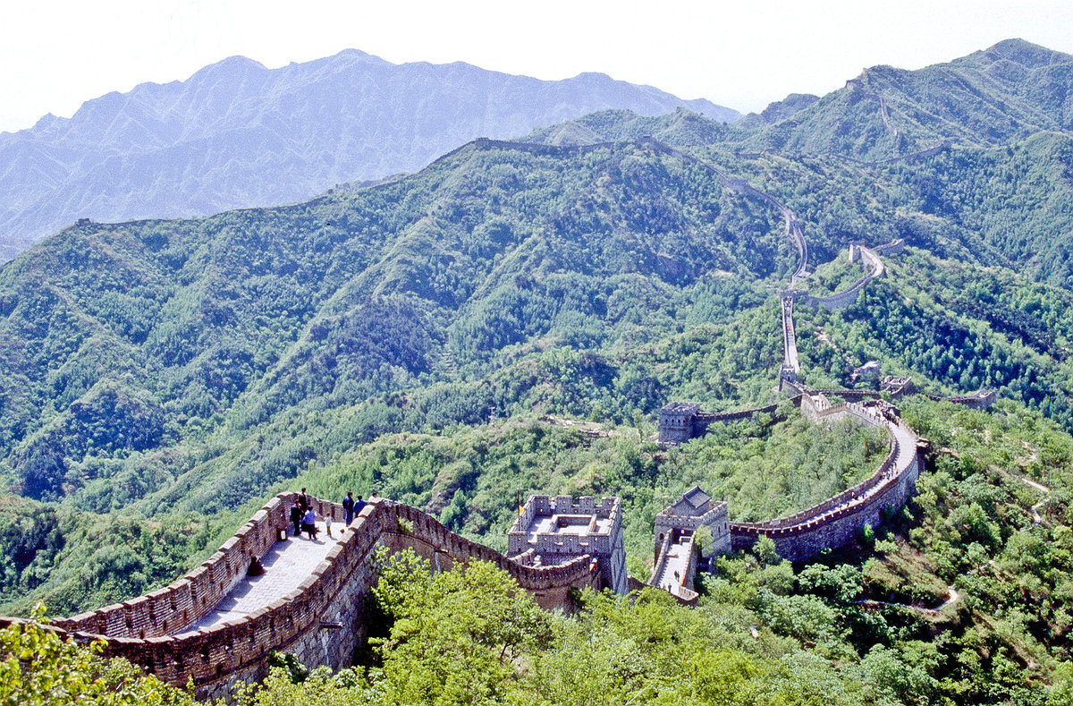 Landschaft an der Chinesischen Mauer bei Badaling. Bild vom Dia. Aufnahme: Mai 1989