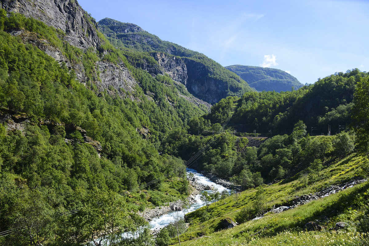 Landschaft an der Flåmsbahn (Norwegen). Aufnahme: 13. Juli 2018.