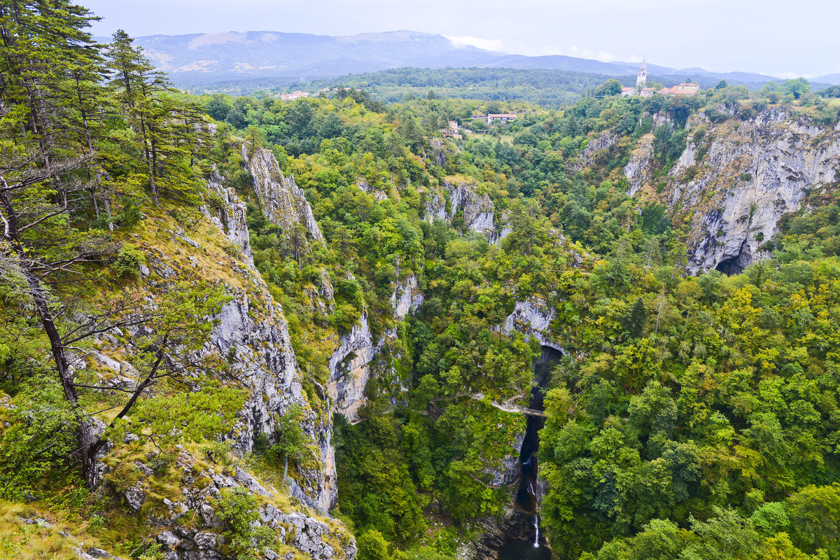 Landschaft an den Höhlen von Škocjan in Slowenien. Aufnahme: 28. Juli 2016.