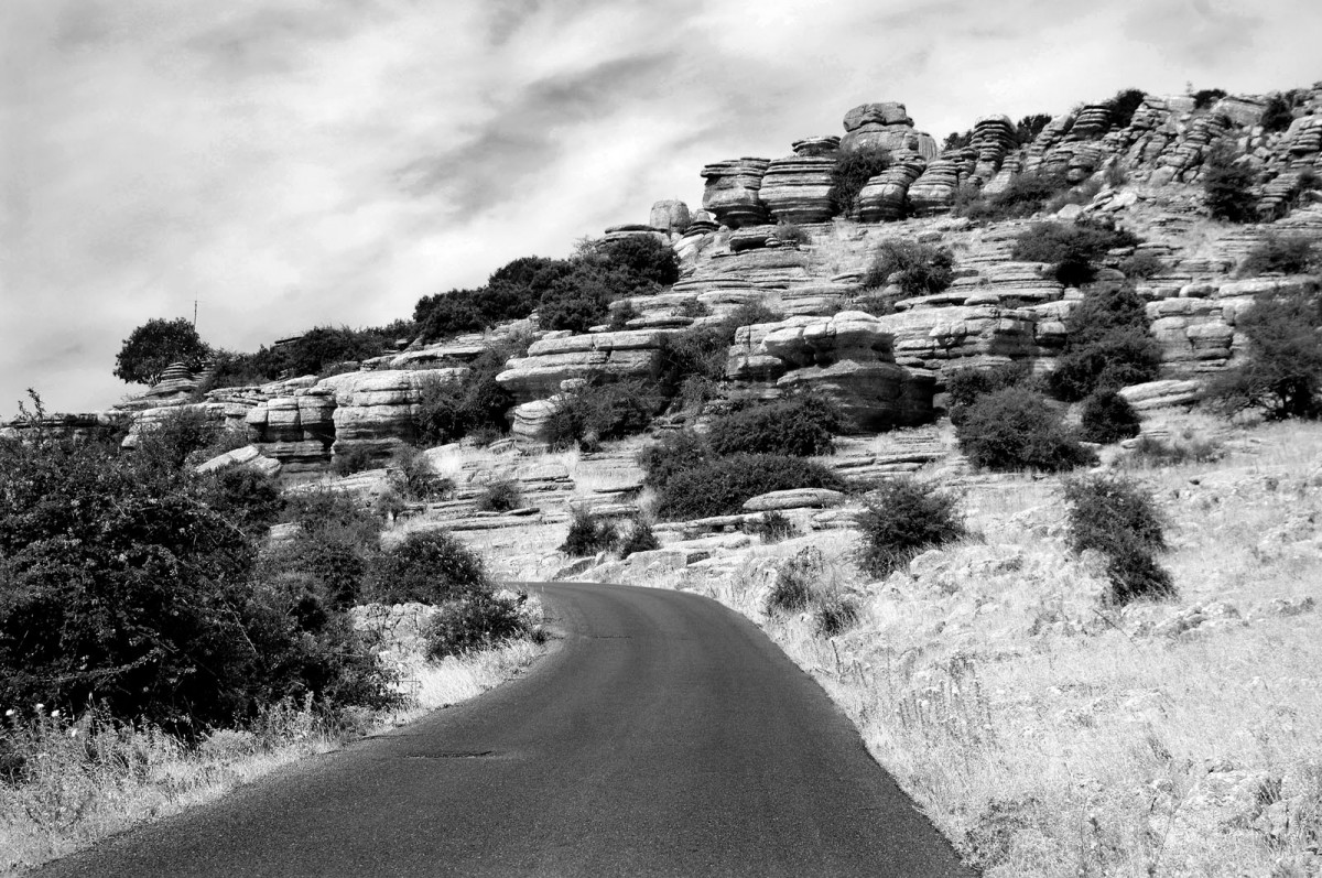 Landschaft an der Landesstraße A-7075 südlich von Antequera in Andalusien. Aufnahme: Juli 2014.