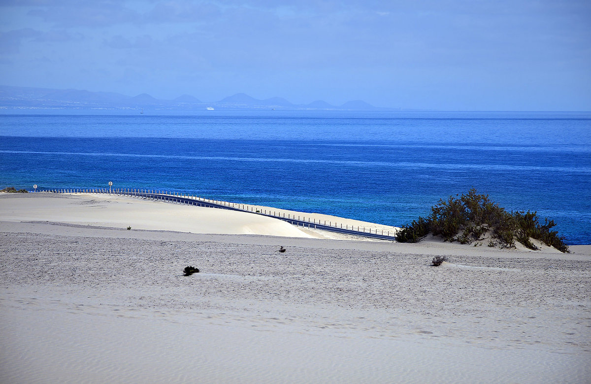Landschaft an der Landesstraße FV 1A südlich von Corralejo auf der Insel Fuerteventura in Spanien. Aufnahme: 18. Oktober 2017.