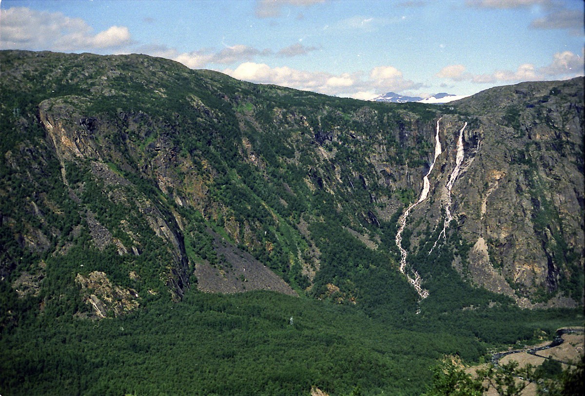 Landschaft an der Ofotbahn zwischen Narvik (Norwegen) und Riksgränsen (Schweden). Aufnahme: Juli 1985 (digitalisiertes Negativfoto).