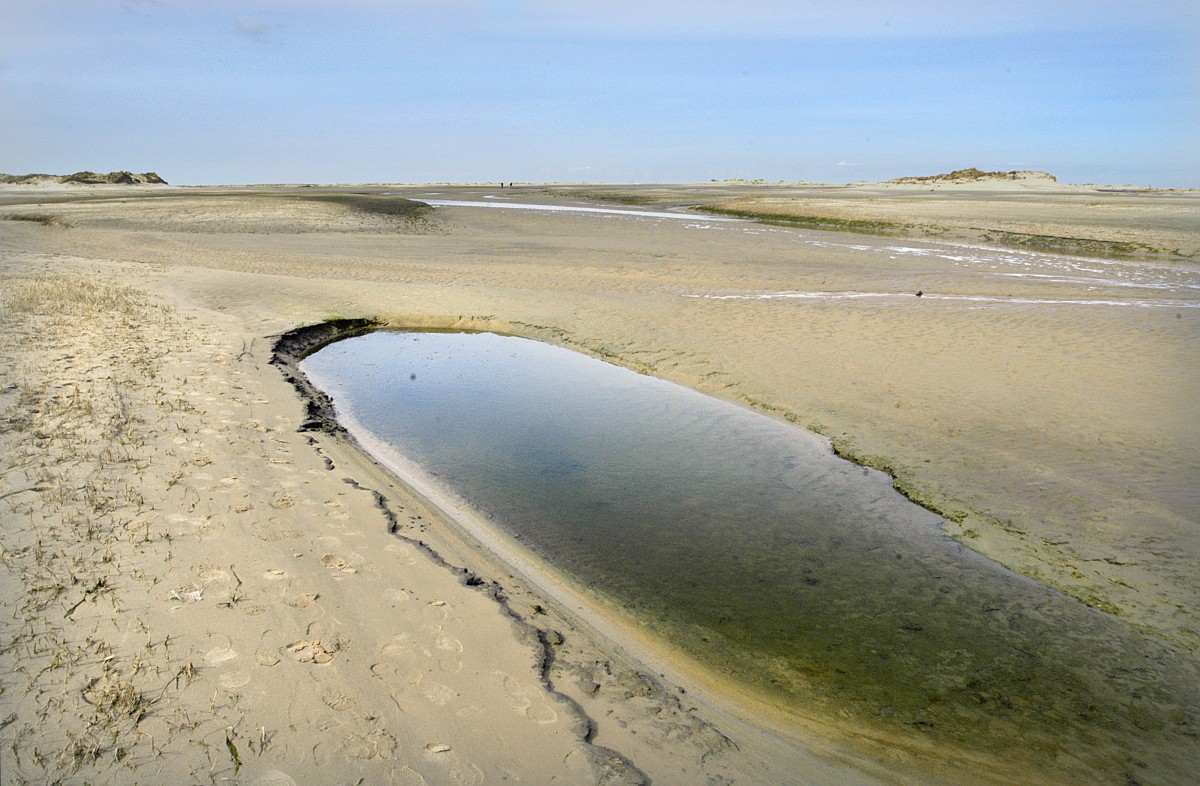 Landschaft an der Wanderweg zur Ostspitze von Norderney durch eine endlos erscheinende Welt aus Dünen. Aufnahme: März 2008.