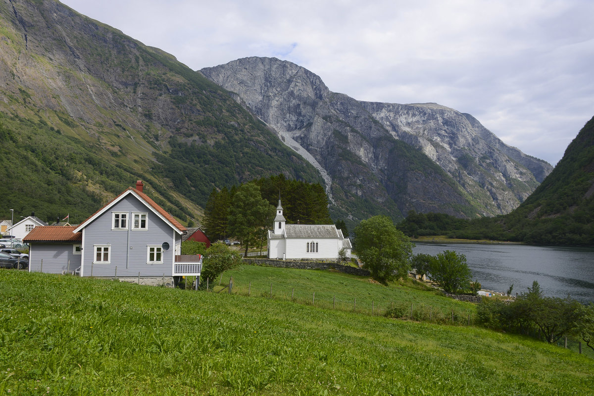 Landschaft an der Westseite der Nærøyfjord in Norwegen. Aufnahme: 16. Juli 2018.