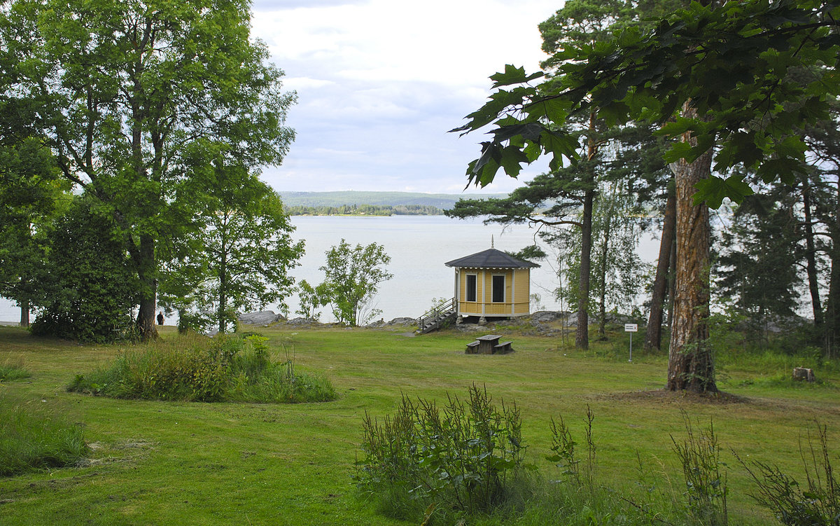 Landschaft an der Wiek »Bråviken« östlich von Norrköping in Schweden. Aufnahme: 21. Juli 2017.