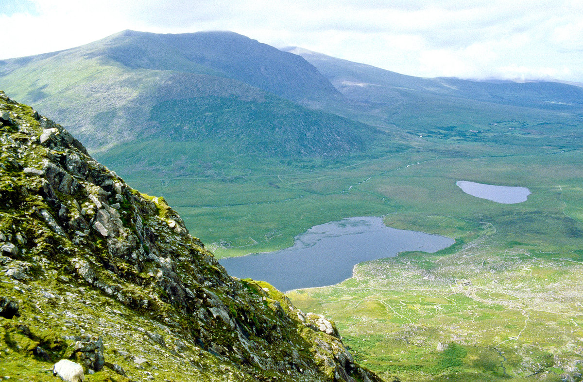 Landschaft auf der Dingle Halbinsel. Bild vom Dia. Aufnahme: Juli 1991.