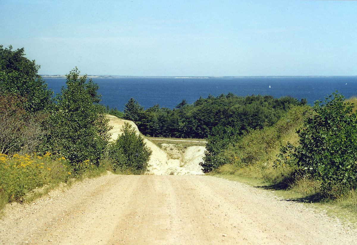 Landschaft auf der Insel Fur. Im Hintergrund ist die Leimfjorden (Förde) zu sehen (vom Analogfoto): Aufnahme: Juli 2003.
Aufnahme: Juli 2003.