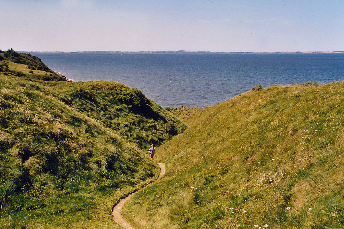 Landschaft auf der Insel Fur. Im Hintergrund ist die Leimfjorden (Förde) zu sehen (vom Analogfoto): Aufnahme: Juli 2003.