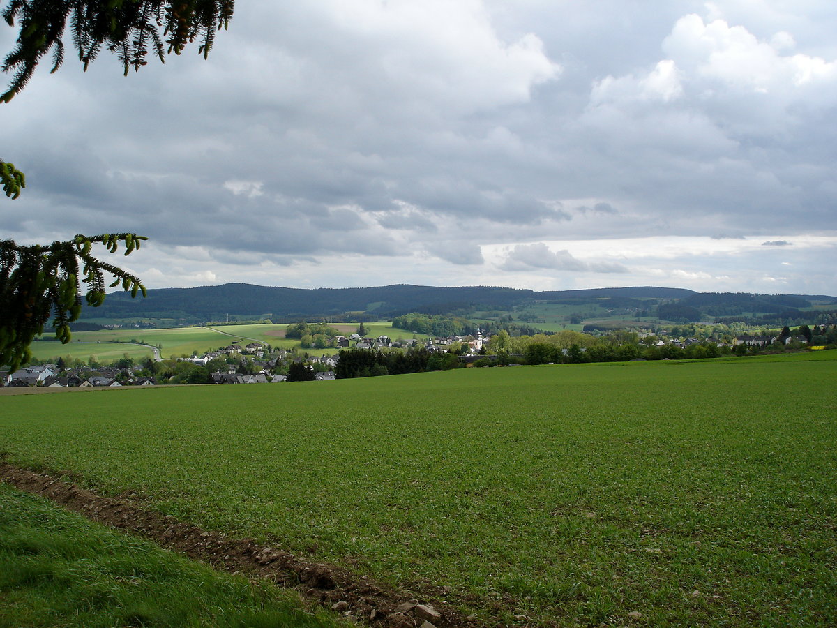 Landschaft im Frankenwald, mit Blick ber den Kurort Bad Steben, Mai 2006