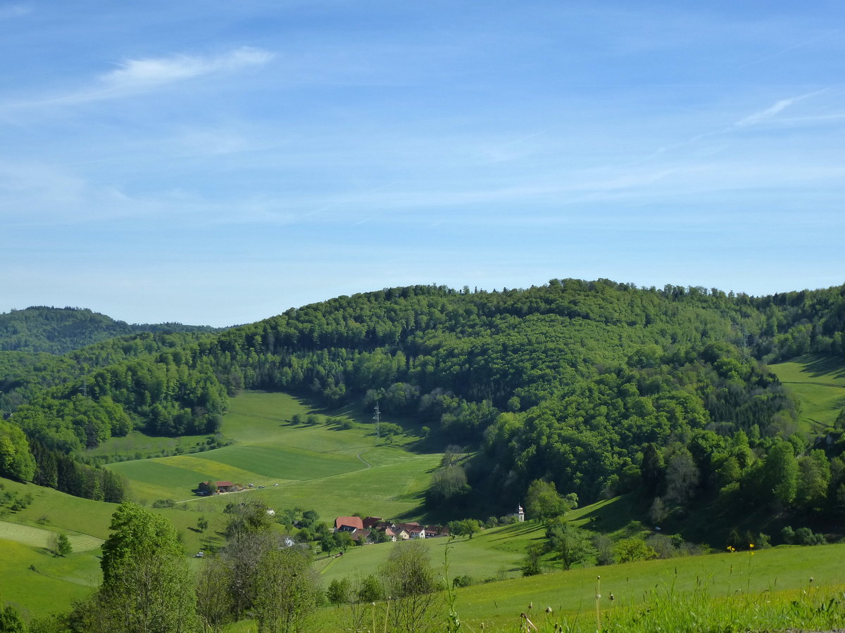 Landschaft im Kanton Jura mit Blick auf die Ortschaft Asuel, Mai 2017