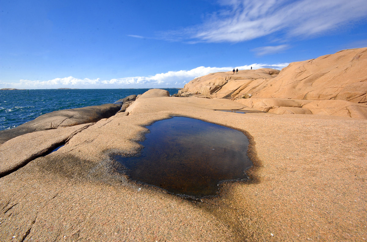 Landschaft im Naturschutzgebiet Stångehuvud bei Lysekil in Schweden. Die Küste von Bohuslän verläuft von Göteborg bis zur norwegischen Grenze. Tausende Inseln mit glattgeschliffenen Felsen und schroffe Schären bilden die malerische Küstenlandschaft. Aufnahme: 2. August 2017.