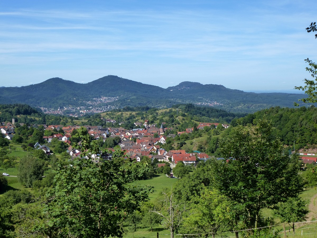 Landschaft im Nordschwarzwald, im Vordergrund die Ortschaft Loffenau, dahinter Gernsbach im Murgtal, Aug.2015
