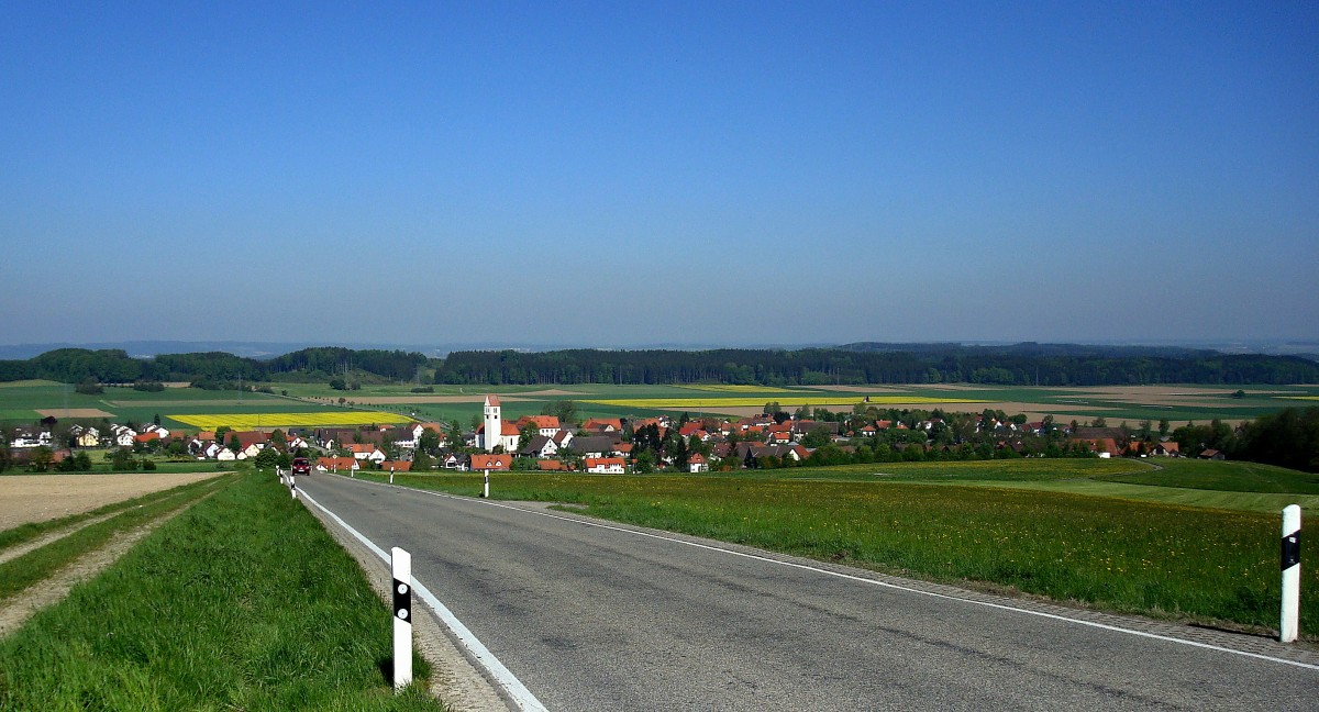 Landschaft in Oberschwaben, mit Blick ber Haisterkirch, einem Ortsteil von Bad Waldsee, Mai 2008