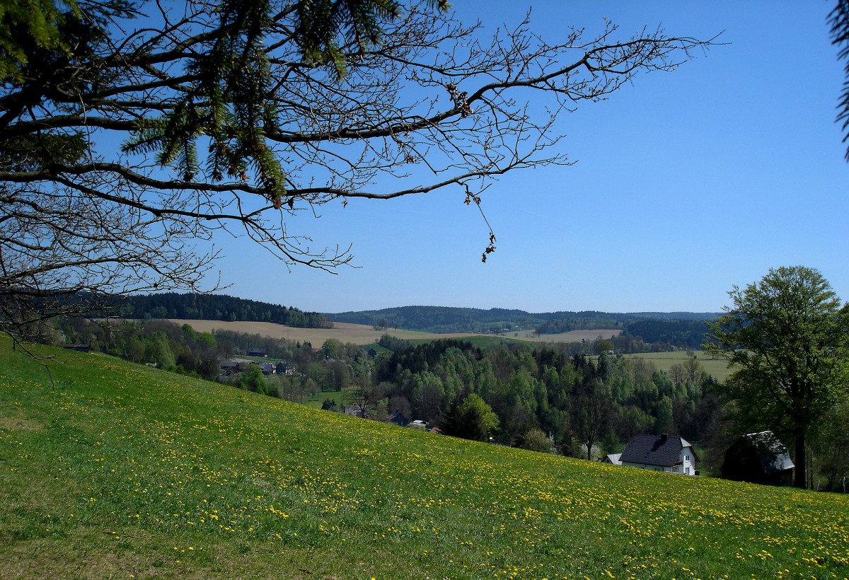 Landschaft im Schsischen Vogtland bei der Ortschaft Gunzen im Eisenbachtal, April 2007