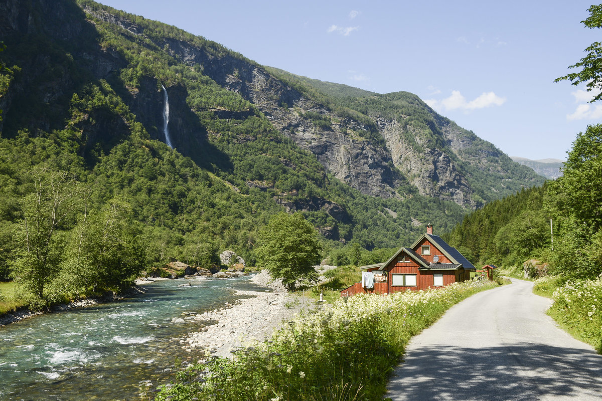 Landschaft im Tal südlich von Flåm (Norwegen). Unten links sieht man den Flåmselv. Aufnahme: 13. Juli 2018.