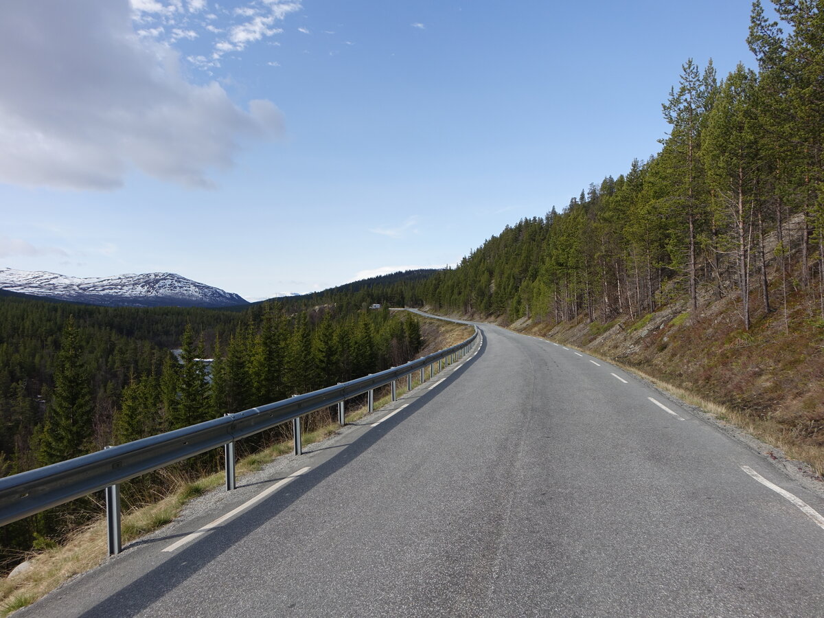 Landstraße 51 im Jotunheimen Gebirge bei Randsverk, Innlandet (25.05.2023)