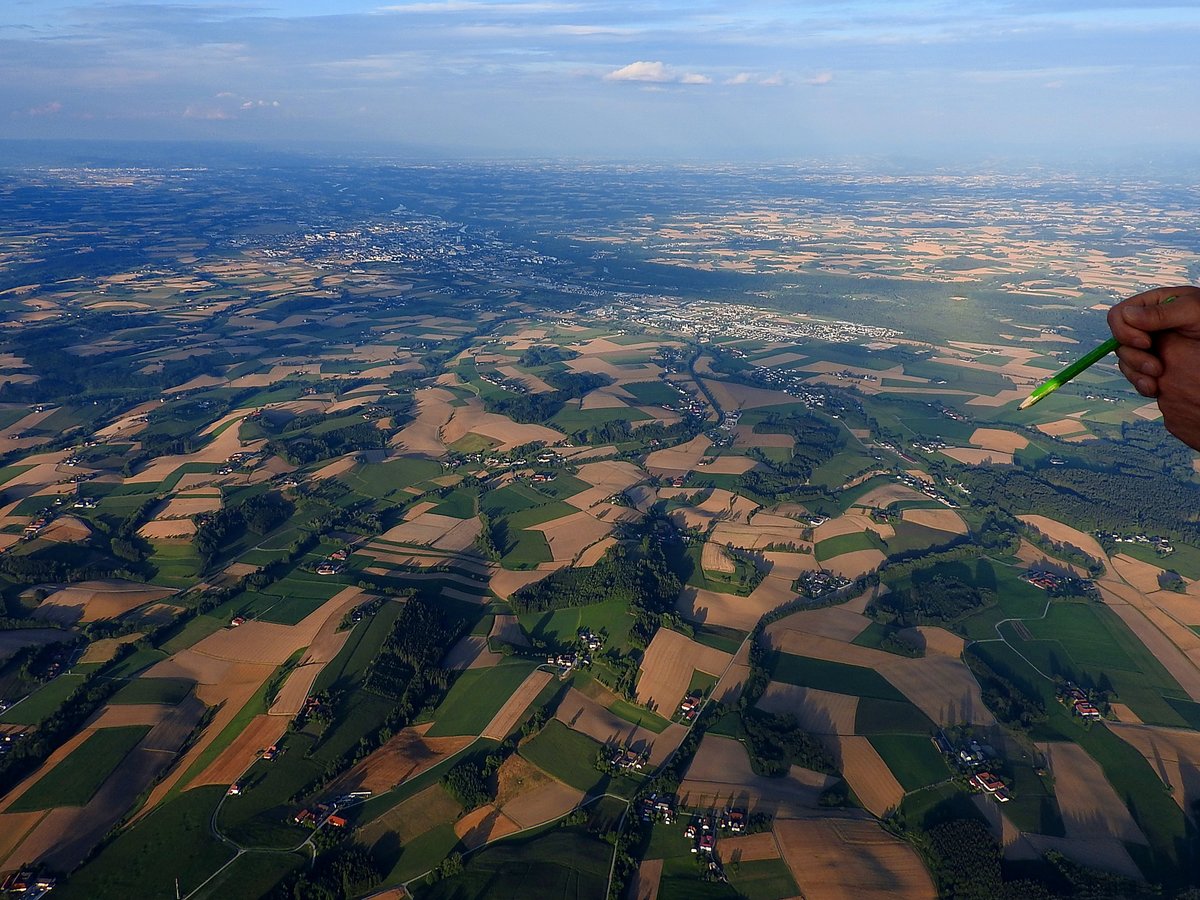  Landstrich  über Pennewang in Richtung Gunskirchen u. WELS
(der Stift u. Hände sind gewollt und bewusst dargestellt!); 160707