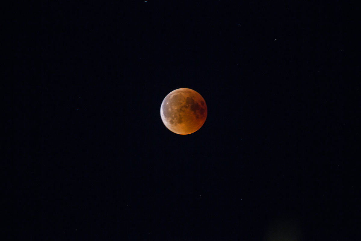 Langsam tritt der sogenannte Blutmond aus dem Erdkernschatten. - 27.07.2018
