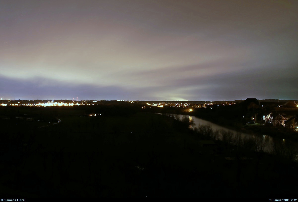 Langzeitbelichtung mit Blick auf die Saale im Naturpark  Unteres Saaletal  mit Lettin, einem Stadtteil von Halle (Saale), und (am linken Rand) dem Industriegebiet Nord inkl. dem Hafen Halle-Trotha.
Auch wenn der völlig unbeleuchtete Vordergrund im Dunklen liegt, ist der Zug der Wolken umso spannender.
Aufgenommen bei einer Feier im BUND Umweltzentrum Franzigmark in Morl bei Halle (Saale) auf dessen Aussichtsplattform.
[11.1.2019 | 21:12 Uhr]