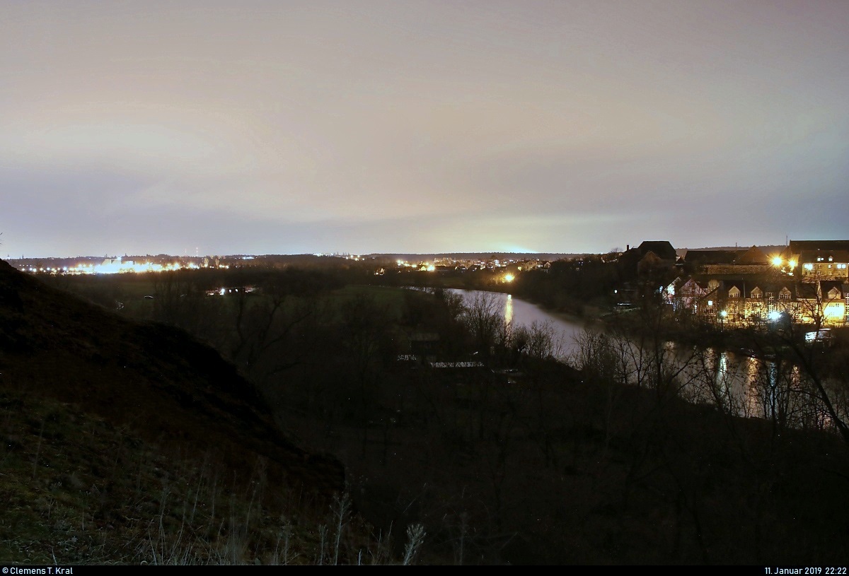 Langzeitbelichtung mit Blick auf die Saale im Naturpark  Unteres Saaletal  mit Lettin, einem Stadtteil von Halle (Saale), und (am linken Rand) dem Industriegebiet Nord inkl. dem Hafen Halle-Trotha.
Aufgenommen bei einer Feier im BUND Umweltzentrum Franzigmark in Morl bei Halle (Saale).
[11.1.2019 | 22:22 Uhr]