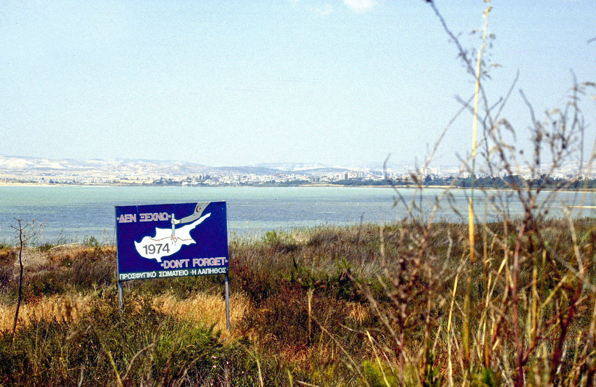 Larnaca Salt Lake auf Zypern. Bild vom Dia. Aufnahme: April 1995.
