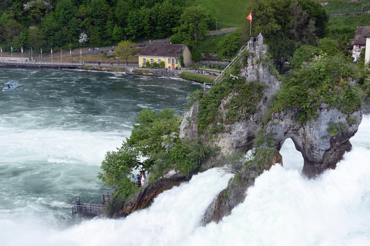 LAUFEN-UHWIESEN, 13.05.2023, Blick vom Schloss Laufen auf den im Rhein gelegenen Felsen beim Rheinfall