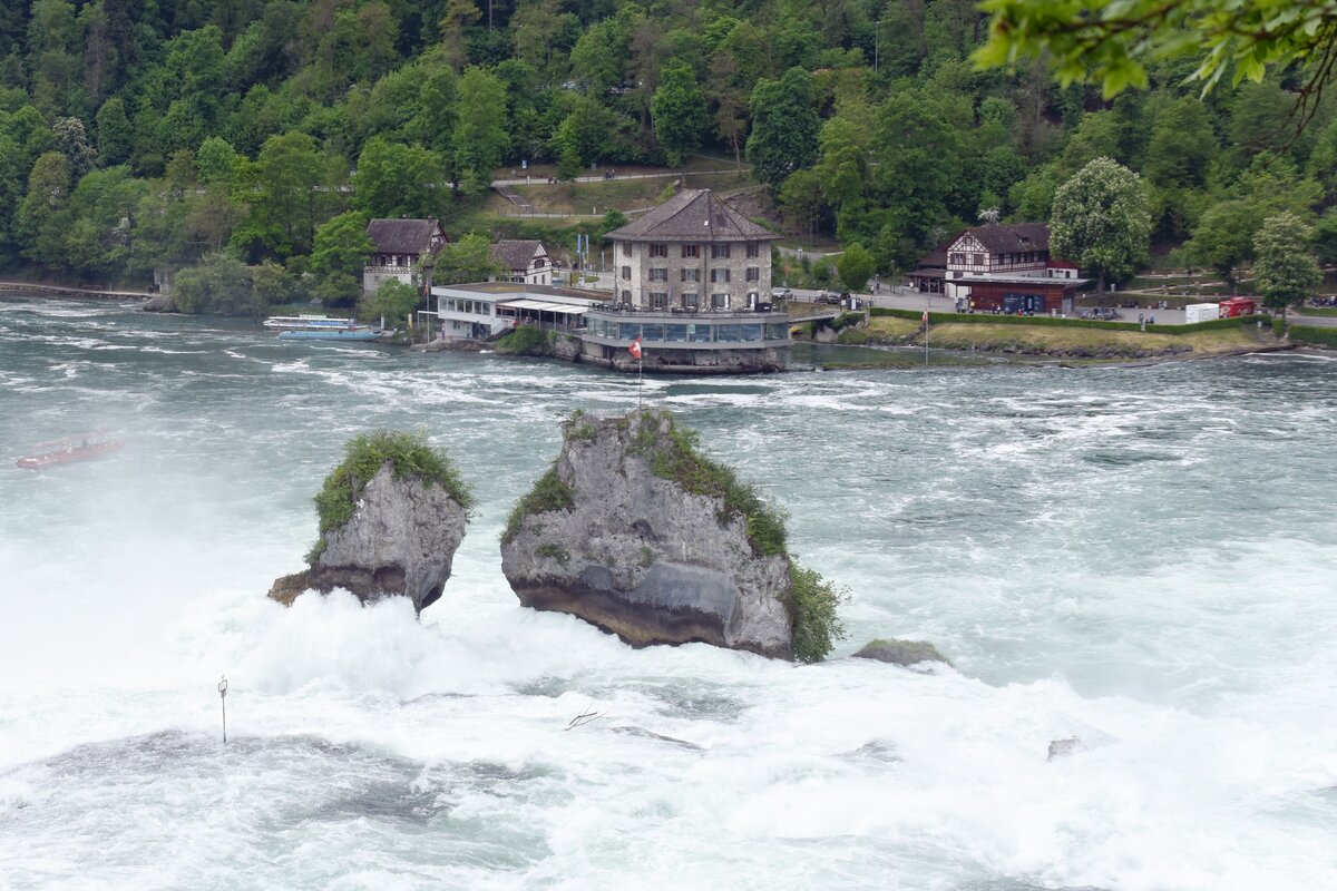 LAUFEN-UHWIESEN, 13.05.2023, Blick vom Schloss Laufen auf den im Rhein gelegenen Felsen beim Rheinfall