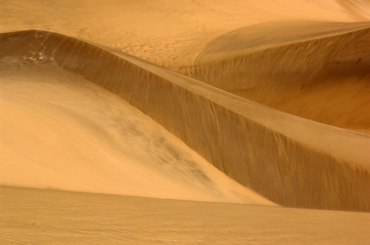 Linien und Muster in den Dünen von Maspalomas an der Südküste Gran Canarias. Aufnahme: Oktober 2009.