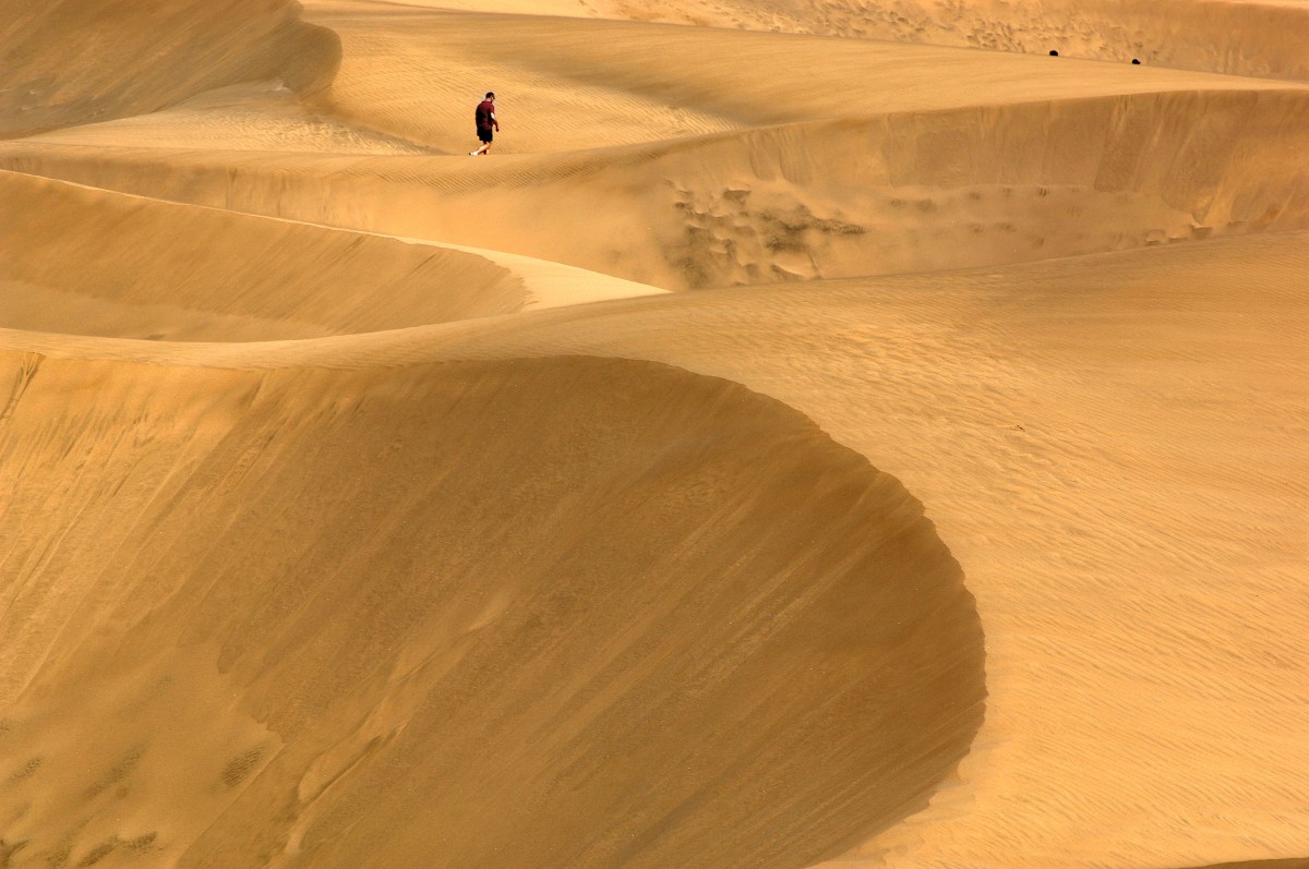 Linien und Muster in den Dünen von Maspalomas an der Südküste Gran Canarias. Aufnahme: Oktober 2009.