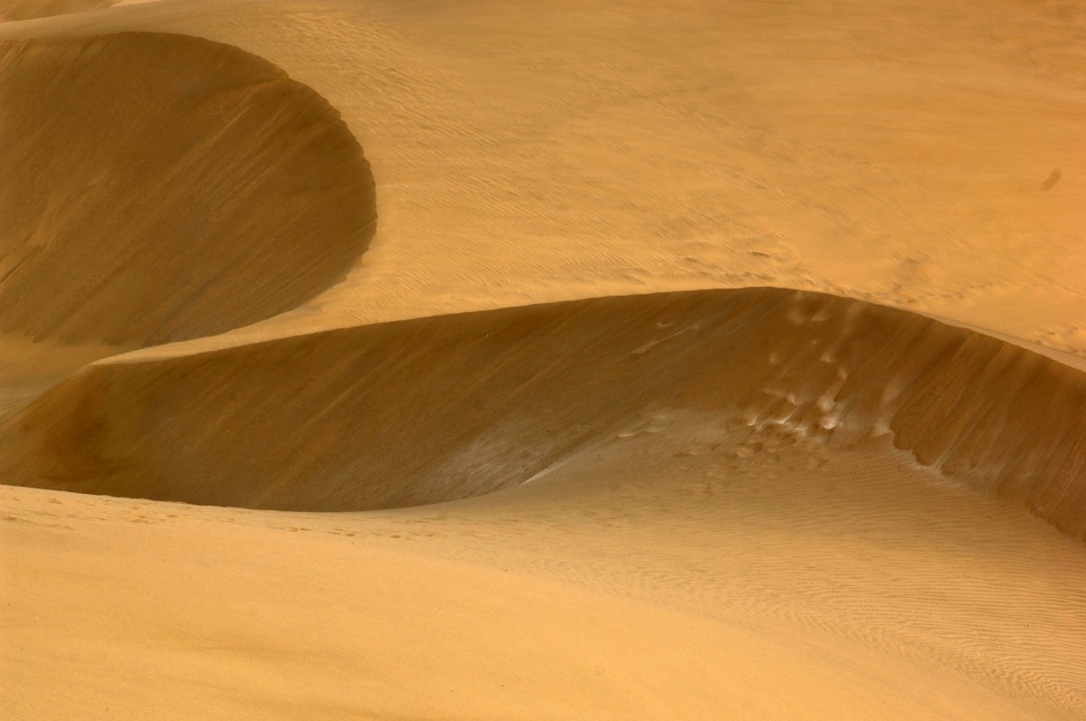 Linien und Muster in den Dünen von Maspalomas an der Südküste Gran Canarias. Aufnahme: Oktober 2009.