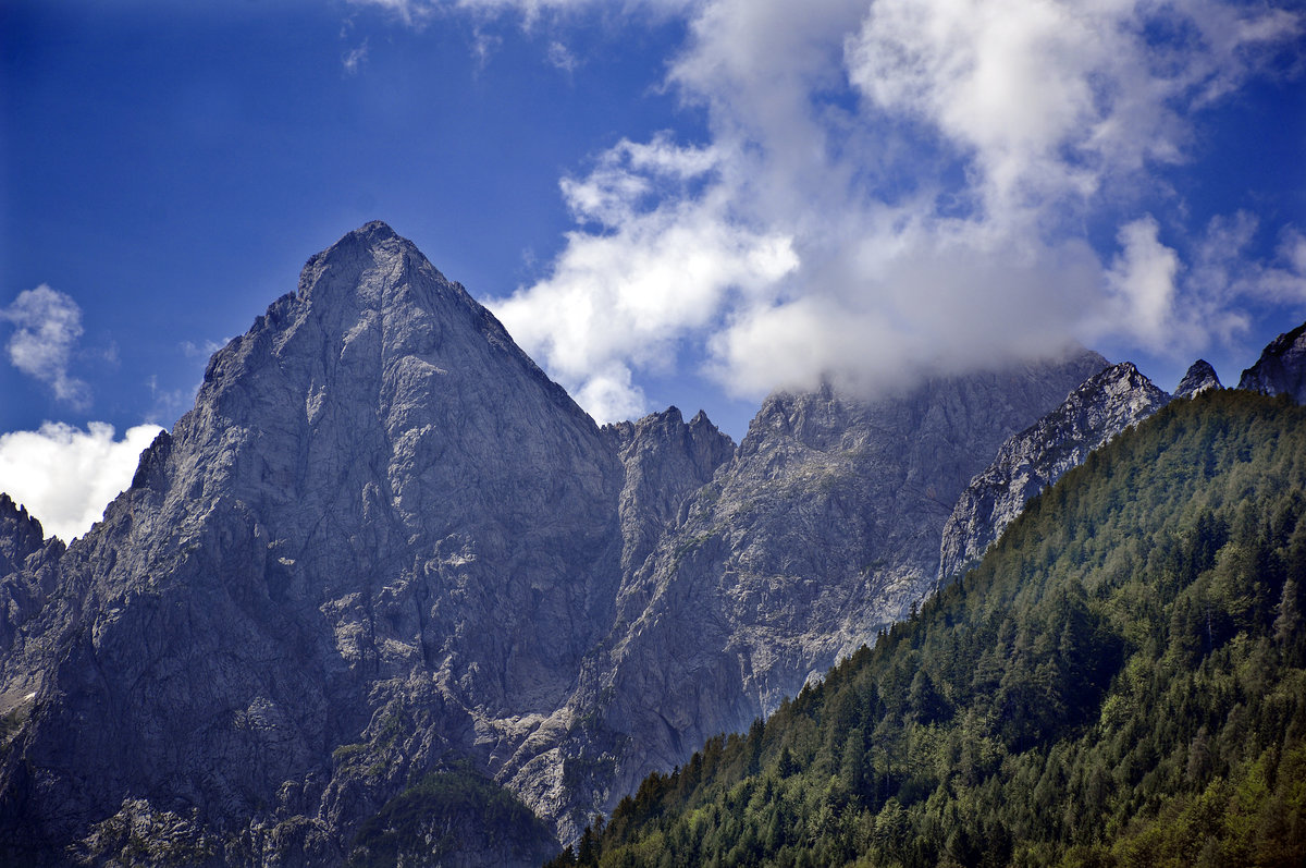 Lipnica (2417 meter) im slowenischen Triglav National Park von der Hauptstraße 201 aus gesehen. Aufnahme: 4. August 2016.