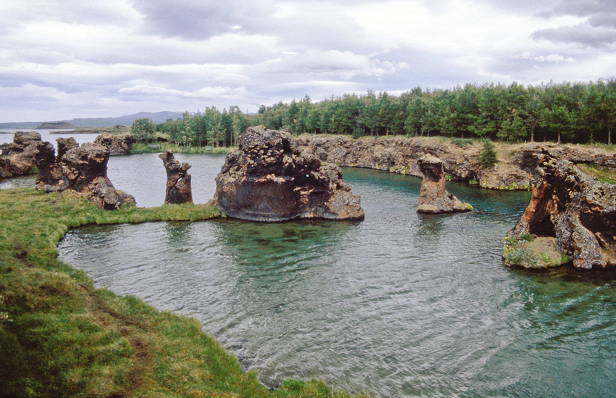 Mývatn (»Mückensee«). Als Ziel für Touristen bietet er sich vor allem wegen der äußerst vielseitigen Lavaformationen und dem recht aktiven Vulkanismus an. Dieser geht von dem etwa 40 Kilometer langen Vulkansystem des Zentralvulkans Krafla aus.
Bild vom Dia. Aufnahme: August 1995.