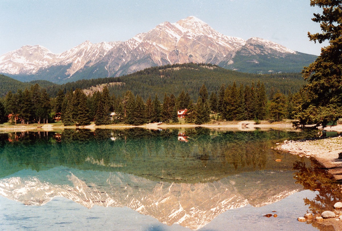 Medicine Lake im kanadischen Jasper National Park. Aufnahme: Mai 1987 (digitalisiertes Negativfoto).