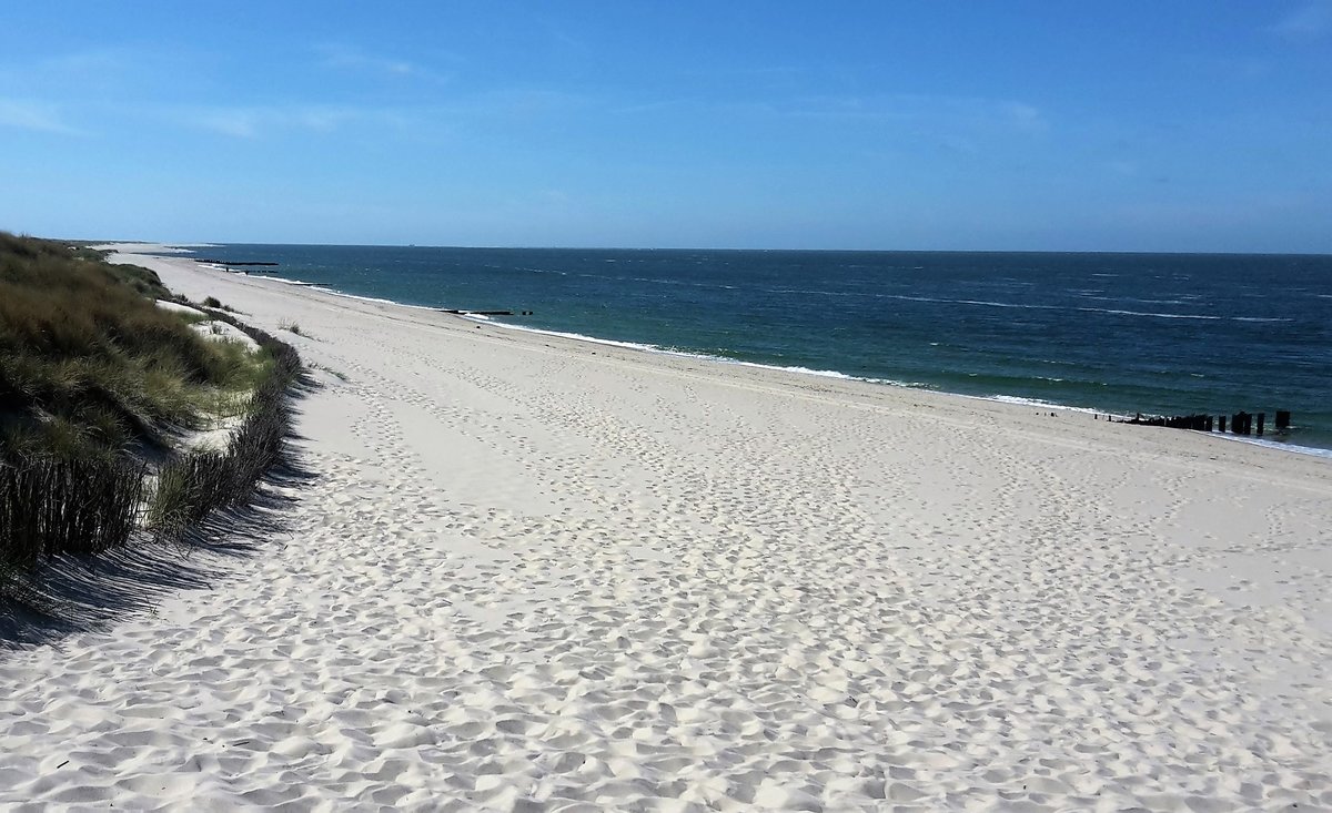 Menschenleerer Nordseestrand am Ellenbogen List auf Sylt im Sommer 2017.