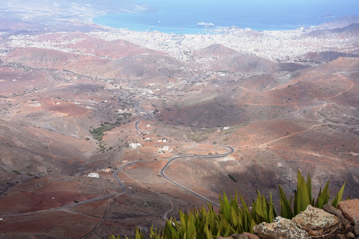 MINDELO, 23.03.2016, Blick vom Monte Verde, mit 750 m Höhe höchster Berg der Insel São Vicente, auf die Inselhauptstadt