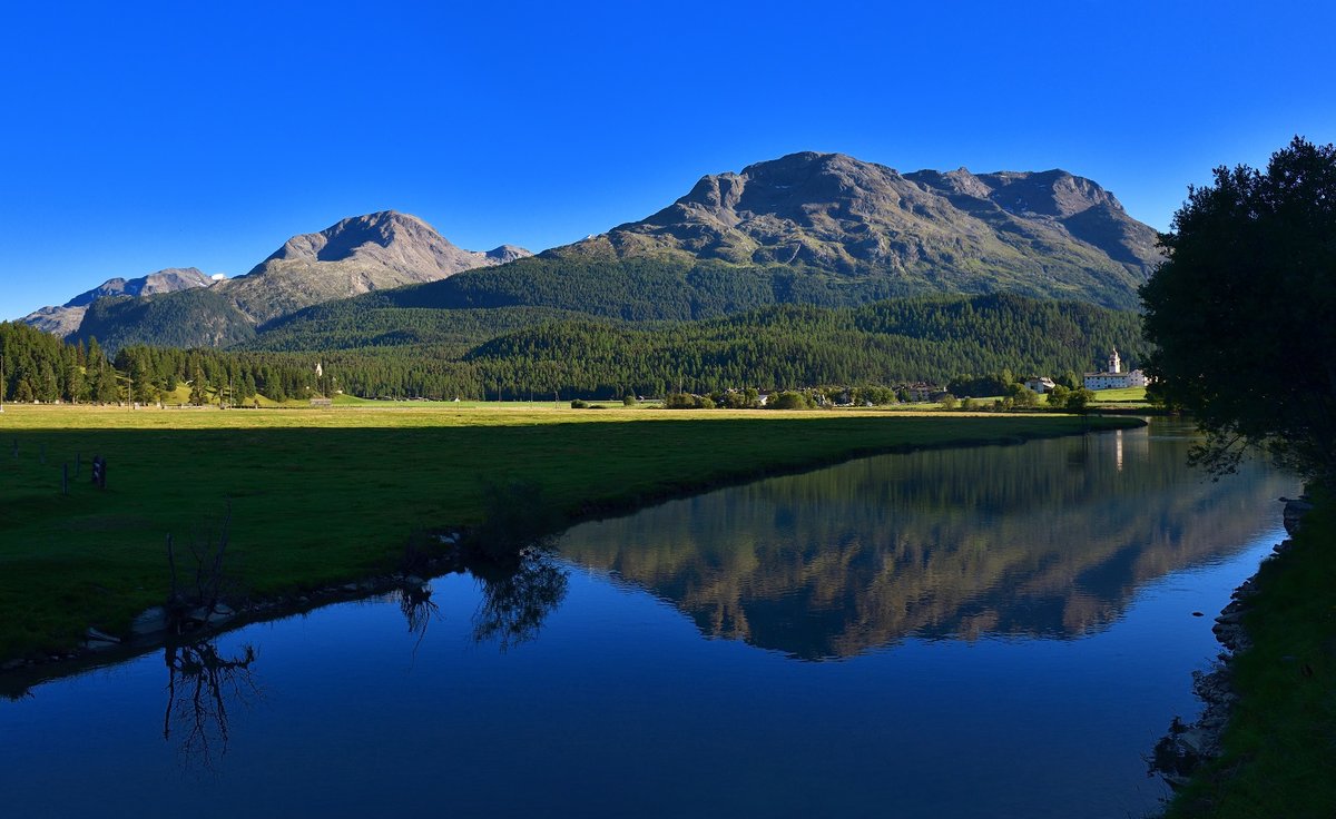 Mit dem Inn im Vordergrund gelang am 03.09.2019 ein Bild nahe Samedan im Engadin. 