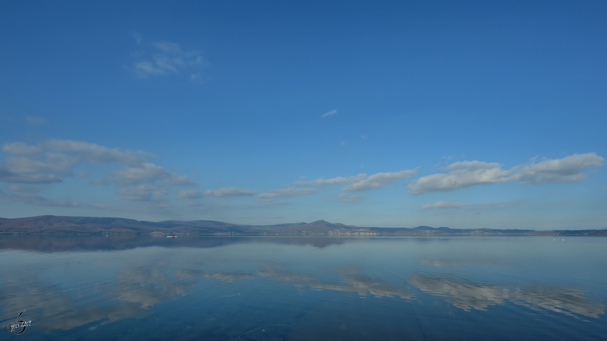 Mit einer durchschnittlichen Breite von 9 km ist der Lago di Bracciano der zweitgrößte See der Region Latium in Italien.(Vigna di Valle, Dezember 2015) 