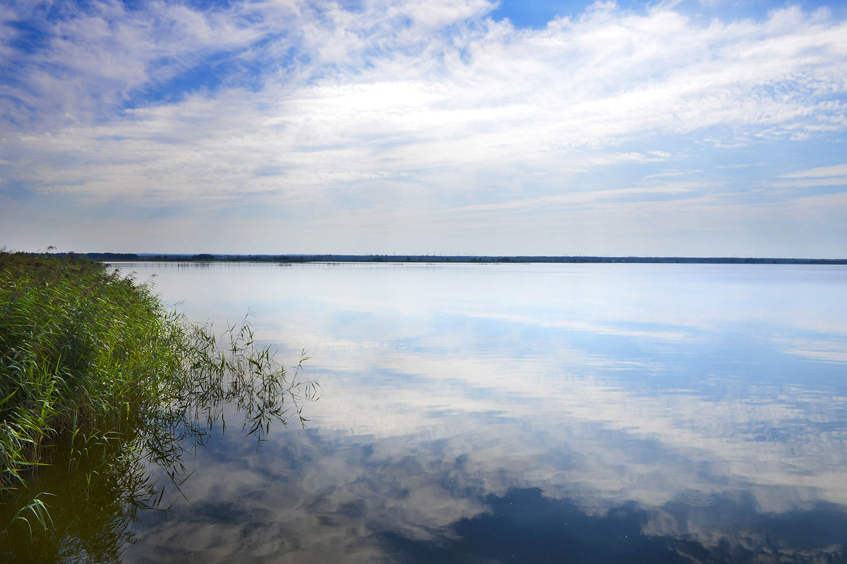 Mit einer Fläche von 75 Quadratkilometer ist der Lebasee (Jezioro Łebsko) der größte der pommerschen Strandseen. Er ist heute Bestandteil des Slowinzischen Nationalparks. Aufnahme: 17. August 2020.