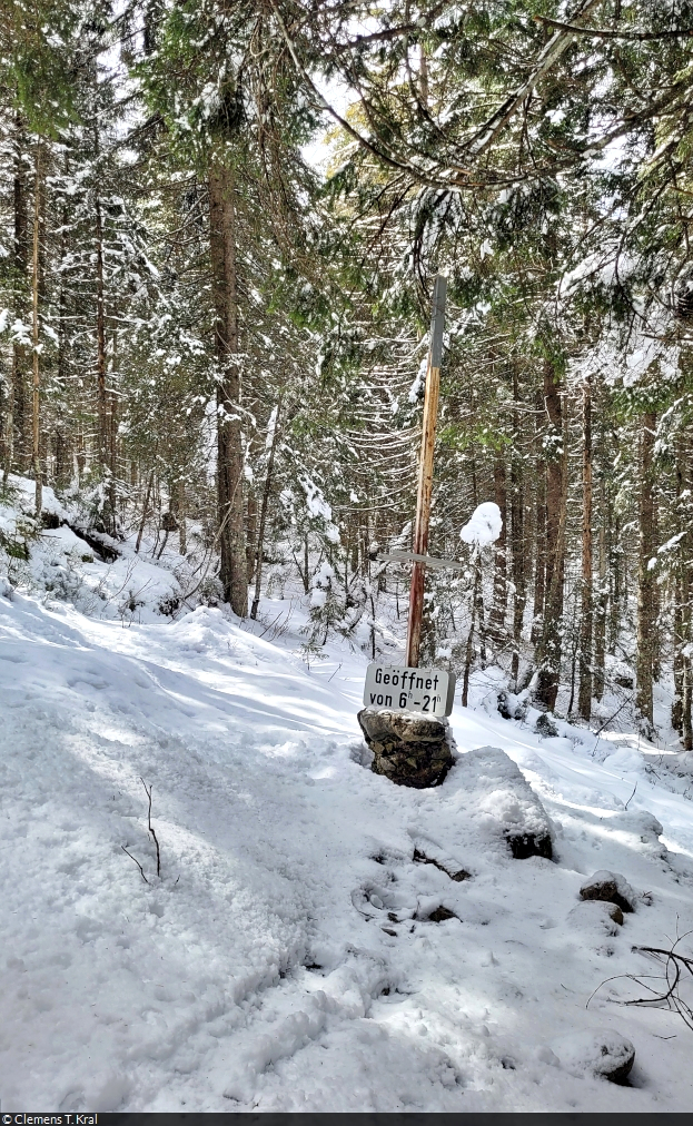 Mitten im Wald: die deutsch-österreichische Grenze zwischen den Gemeinden Grainau und Ehrwald. Der Grenzpfosten weist noch auf die damaligen Öffnungszeiten hin.

🕓 15.4.2023 | 13:58 Uhr