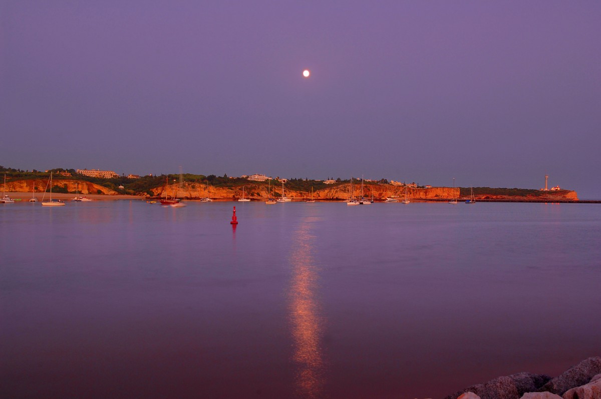 Mond über Rio Arade bei Praia da Rocha. Aufnahme: Juli 2010.