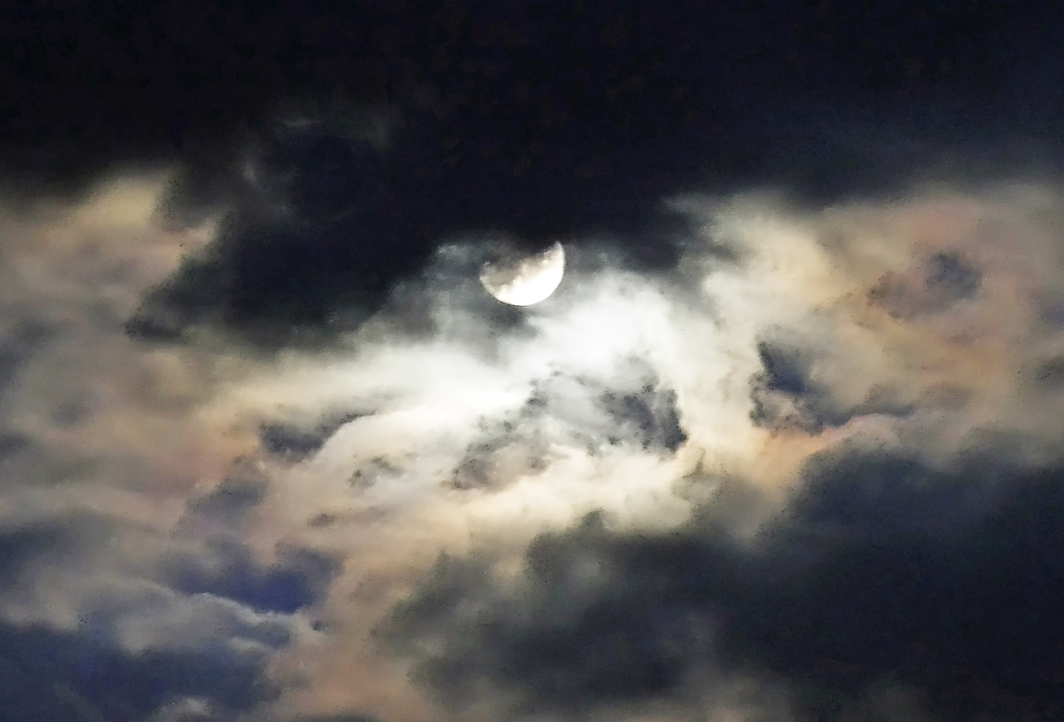 Mond, Wolkengemisch, nachts bei Rheinbach - 21.12.2018