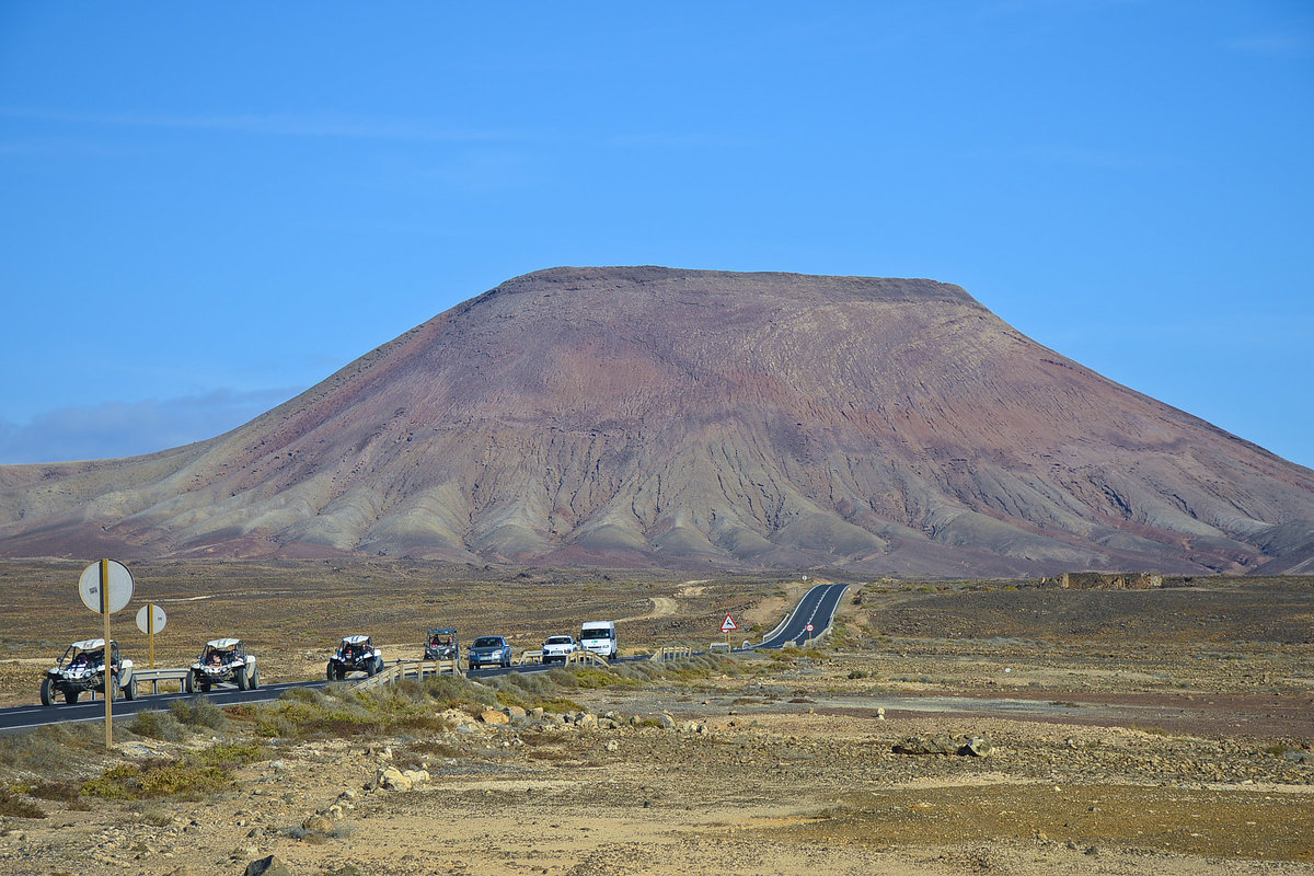 Montana Roja kurz vor dem Wanderdünengebiet El Jable bei Corralejo auf der Insel Fuerteventura - Spanien.
Aufnahme: 18. Oktober 2017.