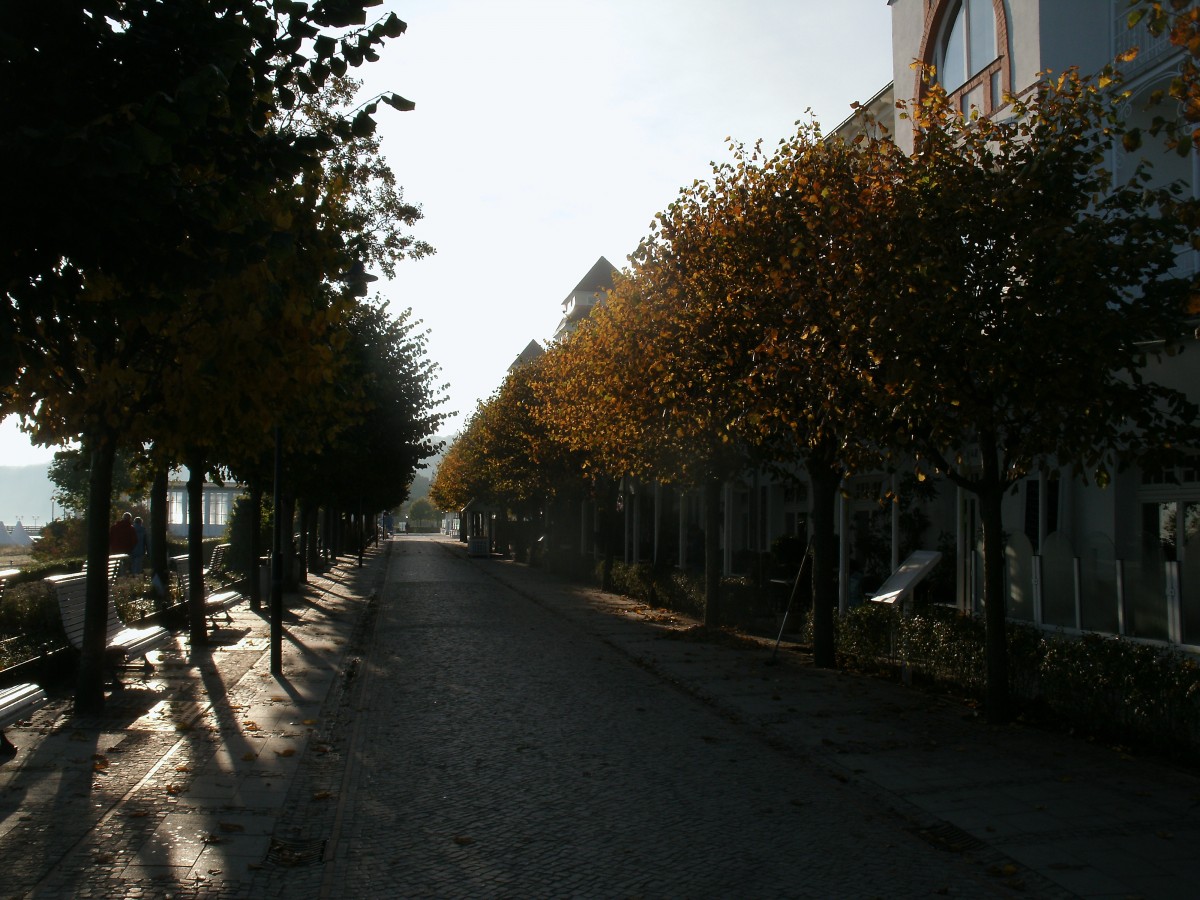 Morgentliche Herbststimmung auf der menschenleeren Binzer Strandpromenade.Aufgenommen am 14.Oktober 2013.