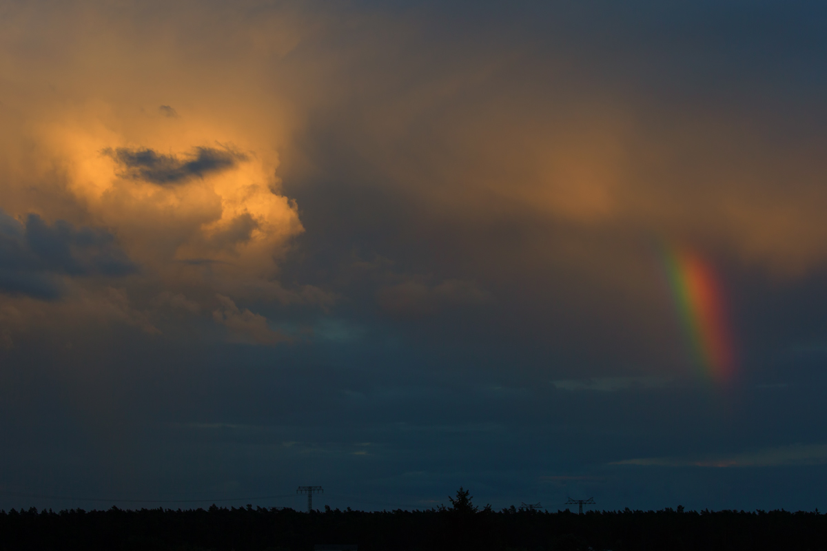 Nach einem Regenschauer am Abend wollen Regenbogen und Sonne sich gleichzeitig durch die Wolken kämpfen. - 19.09.2015