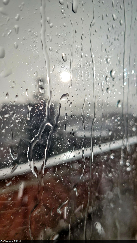 Nach einer Wanderung bei Bad Lauterberg rechtzeitig ins Trockene gekommen. Wie vom Fenster beobachtet wurde, hatte während eines kräftigen Regenschauers die Sonne noch ein Wörtchen mitzureden.

🕓 25.3.2023 | 17:41 Uhr