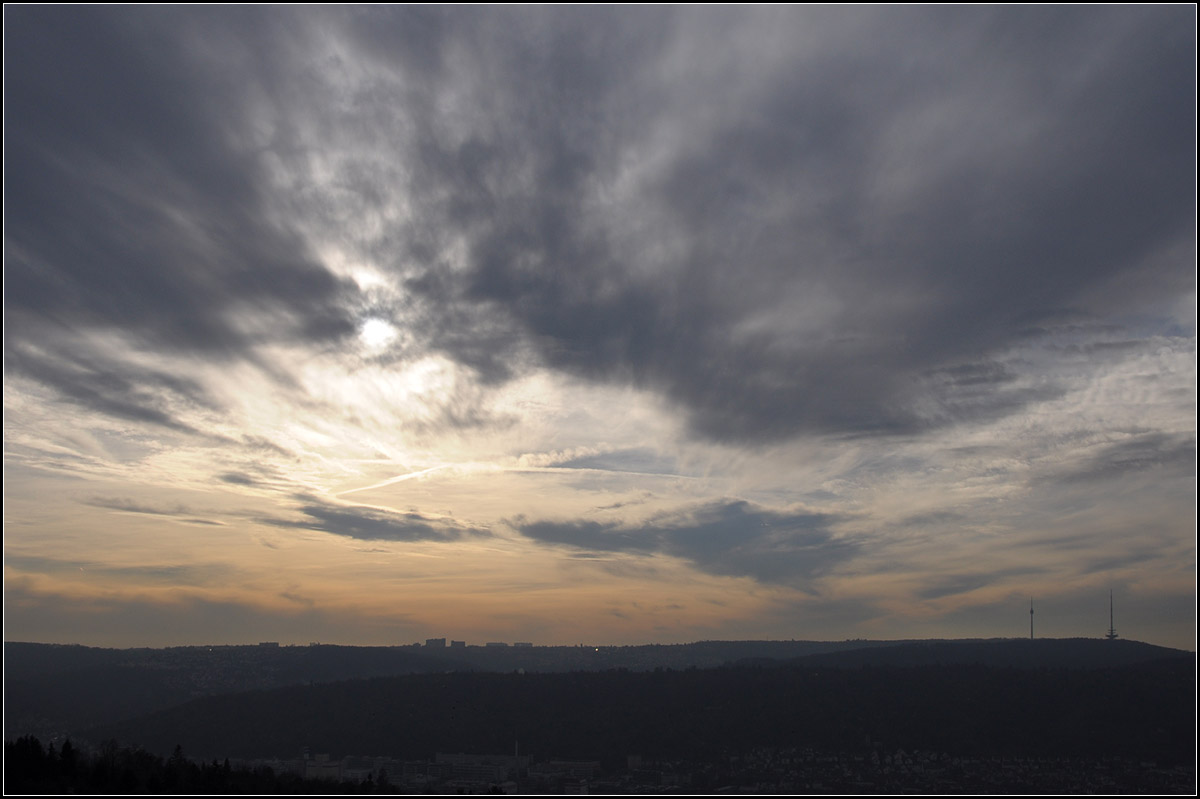 Nachmittagshimmel -

Blick von Stuttgart-Rotenberg über das Neckartal zur Filderebene mit den Fernseh- und Fernmeldetürmen.

18.91.2014 (J)