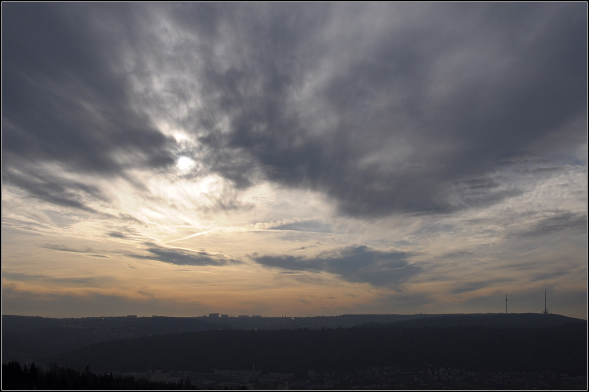 Nachmittagshimmel -

Blick von Stuttgart-Rotenberg über das Neckartal zur Filderebene mit den Fernseh- und Fernmeldetürmen.

18.91.2014 (J)