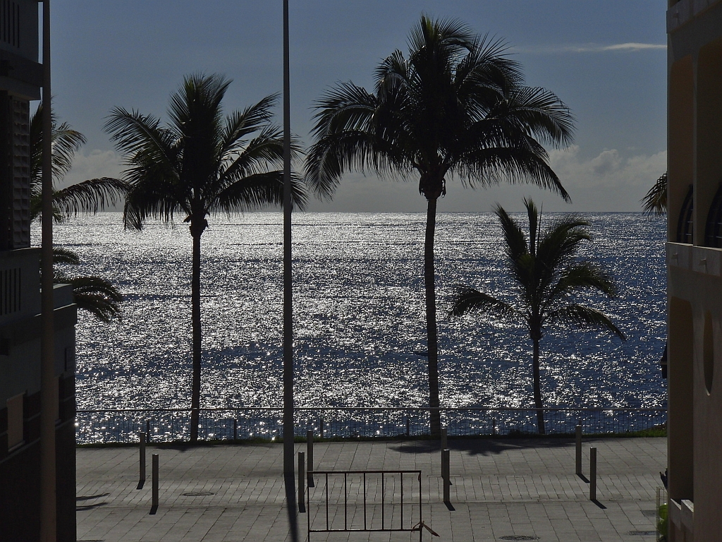 Nachsaison und menschenleere Strandpromenade in Puerto Naos, La Palma im September 2013.