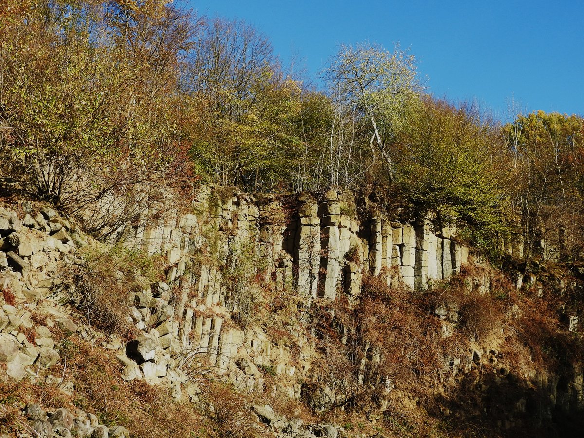 NATURDENKMAL BASALTSTEINBRUCH  STEIN  BEI EITORF/SIEG
19 Millionen Jahre alt ist dieser Basaltkrater mit einer Fläche von 0,1qkm
und einer Säulenhöhe von 15-20 Metern...Bei der Info-Tafel steht man direkt auf
dem Schlot des ruhenden,aber nicht erloschenen Vulkans....
Die überwiegend 5/6-kantigen Basaltsäulen wurden ab den 1920er Jahren bis 1967
abgebaut...ein faszinierender Ort,am 8.11.2018